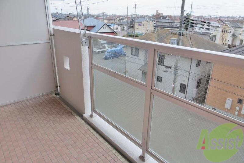 バルコニー　お天気の良い日は布団も干せてポカポカです。