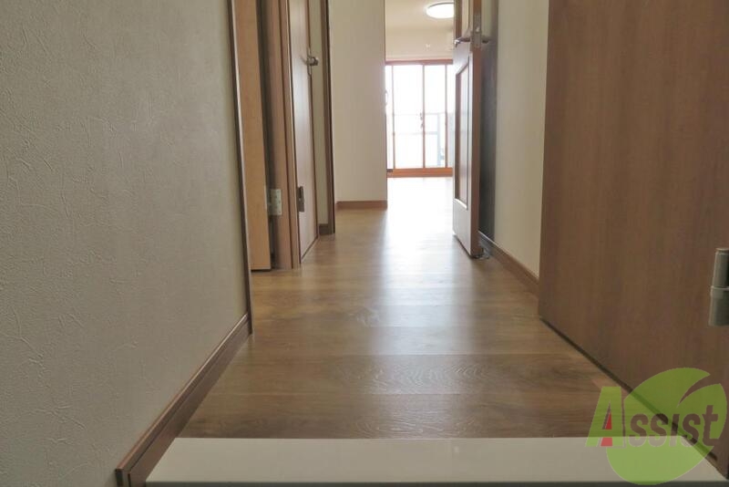 玄関　玄関からの写真になります。フラットな玄関です。