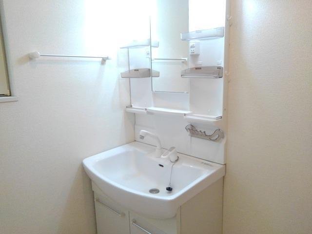 洗面設備　ゆったりとスペースのある洗面所