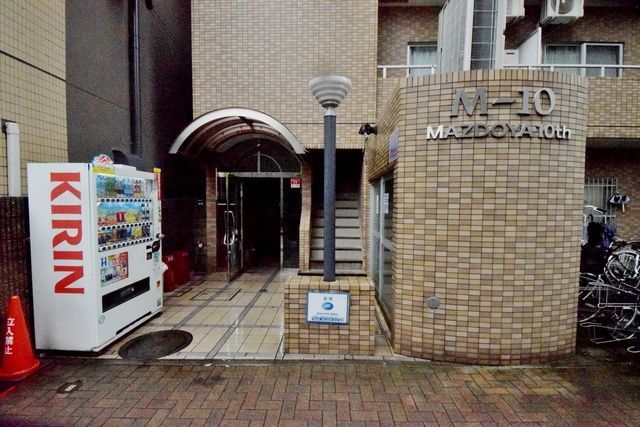 エントランス　お問合せはタウンハウジング迄