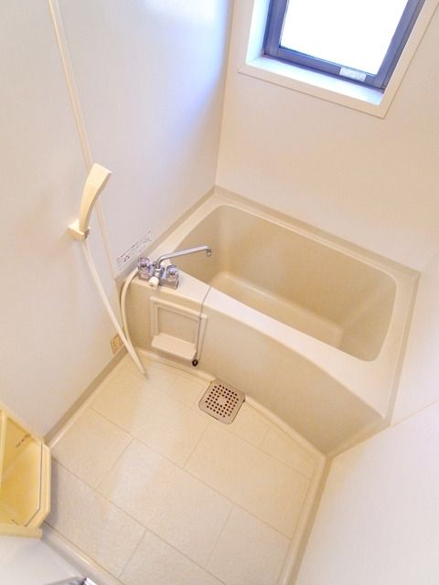 バス・シャワールーム　♪小窓の付いた明るいバスルーム！♪