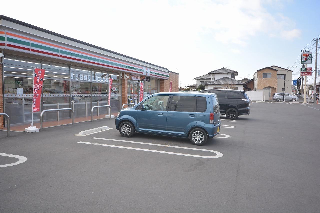 コンビニ　セブン-イレブン新里新川店（コンビニ）まで689m