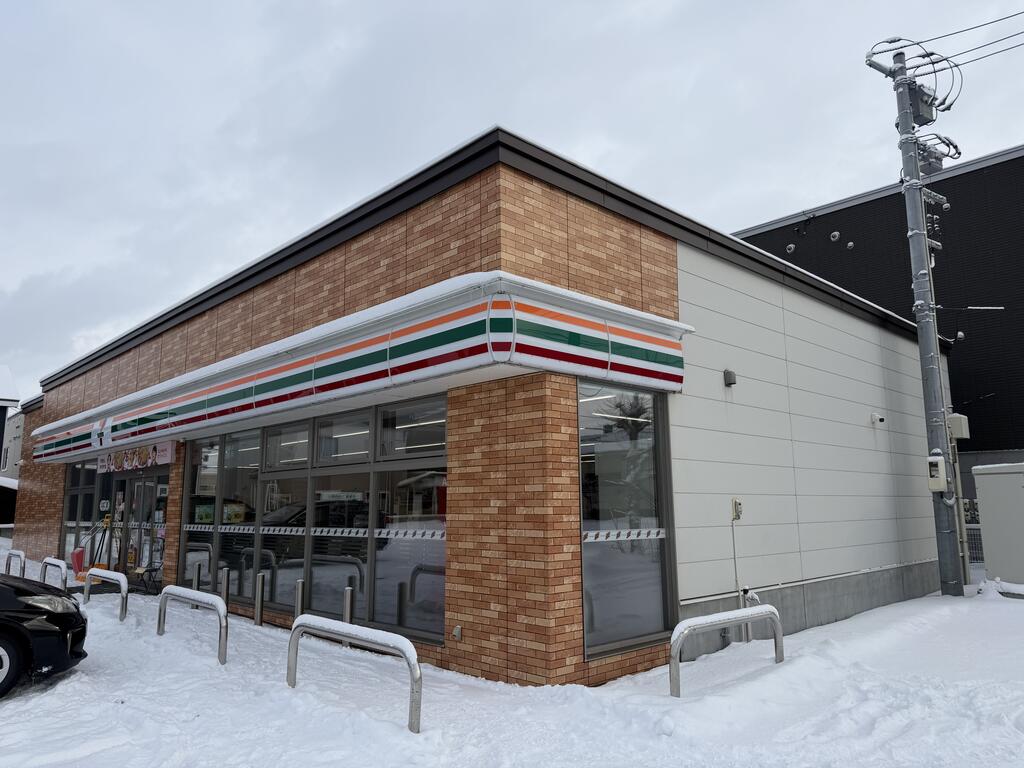 コンビニ　セブンイレブン旭川南5条店（コンビニ）まで686m