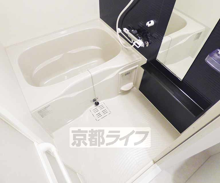 バス・シャワールーム　スペースも広く綺麗なお風呂です。