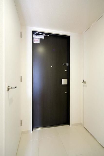 玄関　写真は同タイプ住居です。