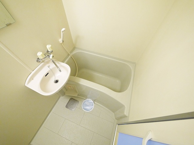 バス・シャワールーム　コンパクトで使いやすいお風呂です