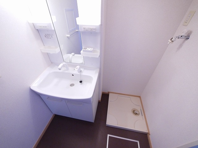 洗面設備　ゆったりとスペースのある洗面所