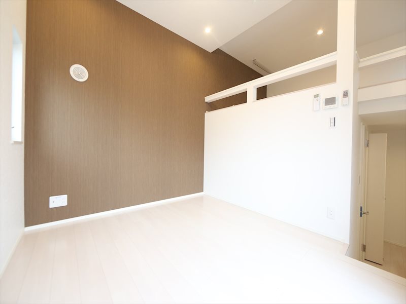 居室・リビング　洋室6.3帖　ロフト6.2帖　エアコン付