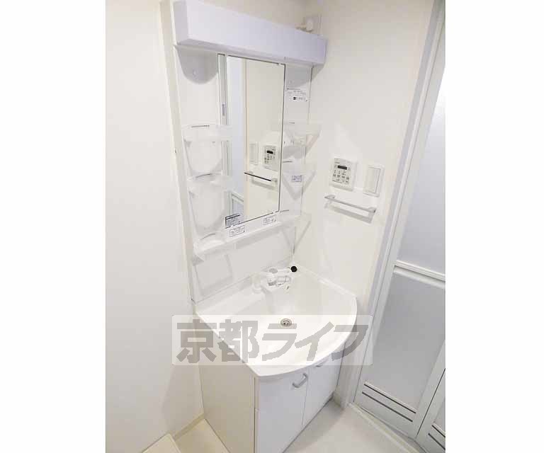 洗面設備　きれいな洗面台です。