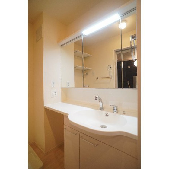 洗面設備　※同仕様、別の部屋の写真です