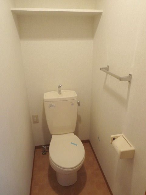 トイレ　★上部棚付の綺麗なトイレで一息★