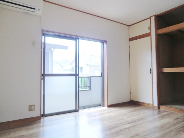 居室・リビング　エアコン付き　南西向きで日当たり良好