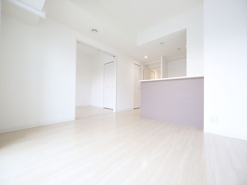 居室・リビング　LDK12.2帖　カウンターキッチン　南面バルコニー