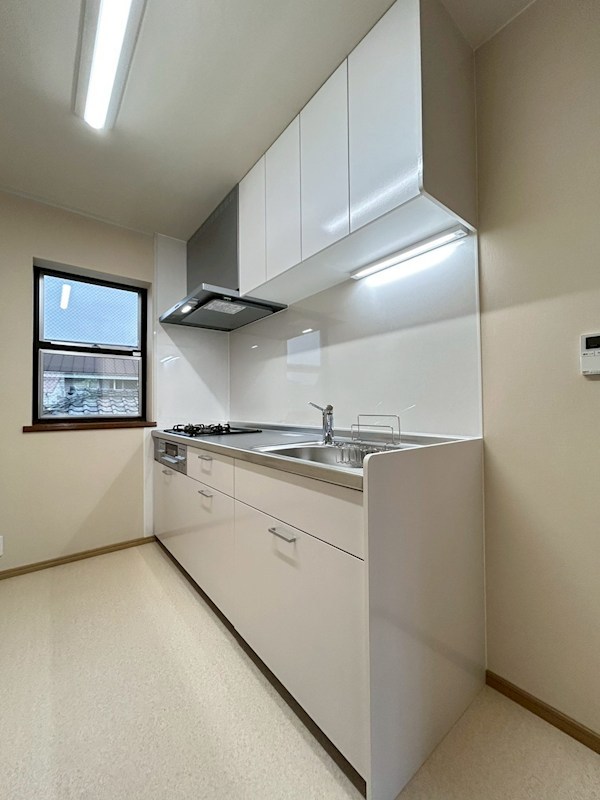 キッチン　システムキッチン交換済み、新品です。3口コンロ、グリル付きで