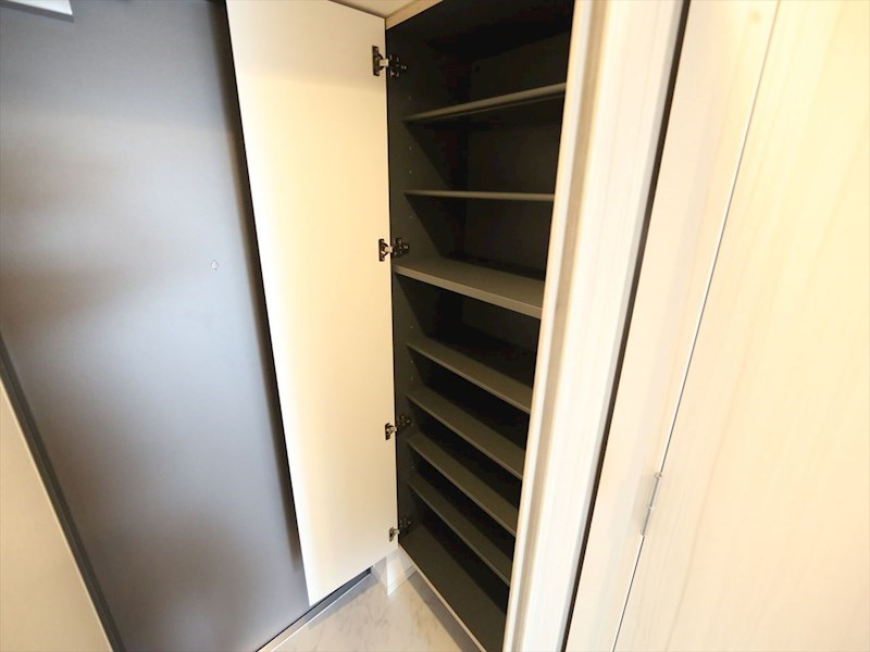 玄関　玄関　シューズボックス付（収納充実してます）