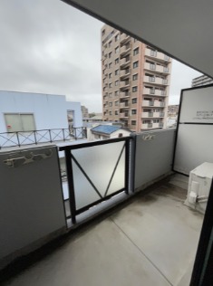 バルコニー　天気のいい日はこちらで洗濯物を干せます