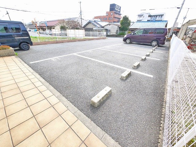 駐車場　駐車場があるので、車を買う予定の方も安心です