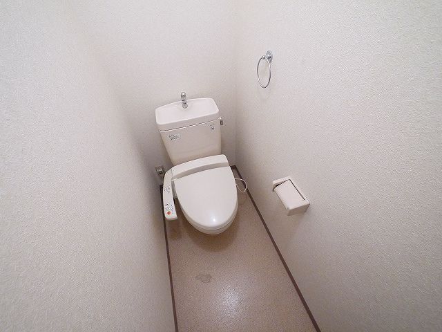 トイレ　落ち着いた色調のトイレです
