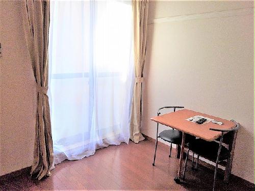 居室・リビング　テーブルは折りたたみ式の為用途に合わせて使い分けできます