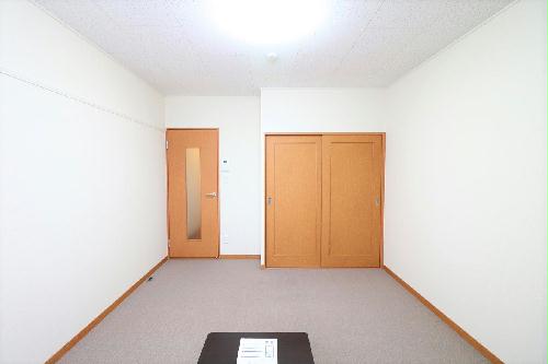 居室・リビング　１Ｆはフローリング仕様・２Ｆは絨毯仕様になります。