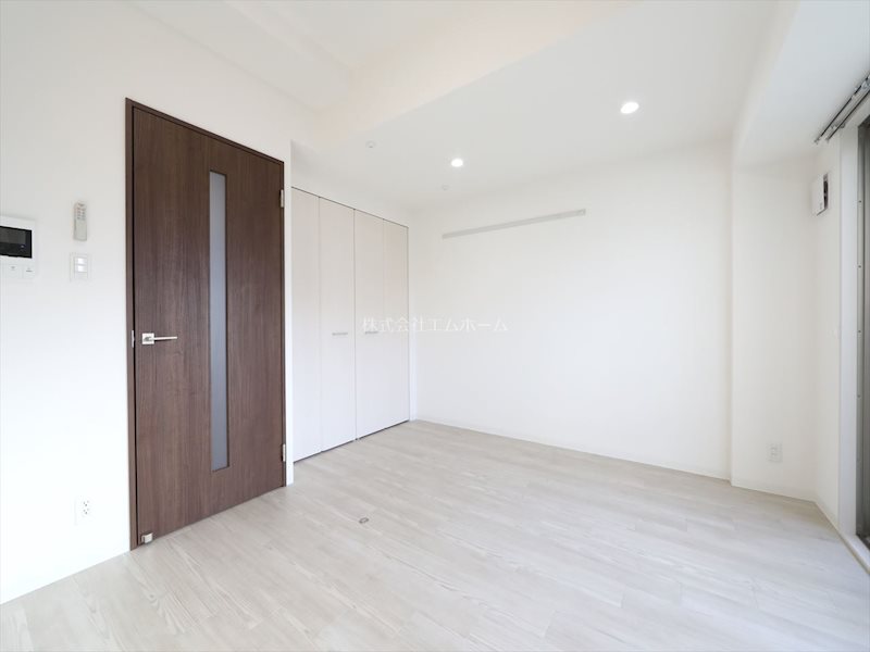 居室・リビング　洋室7.7帖　エアコン付　収納充実しています