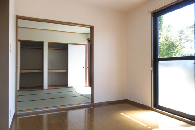 居室・リビング　南側洋室６帖