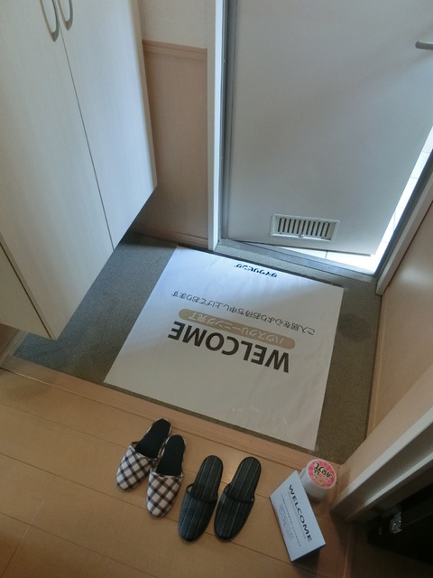 玄関　お仕事を頑張る彼氏さんは玄関まで見送りましょうね。。