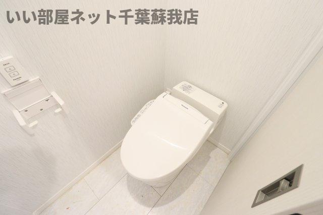 トイレ　落ち着いた色調のトイレです