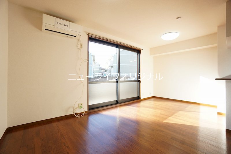 居室・リビング　リビング12.1帖エアコン付　大きな窓で明るい室内