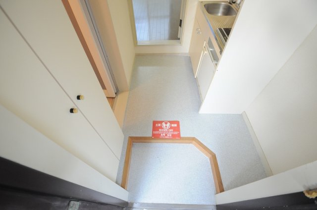 玄関　シューズ棚もあります。（左側）