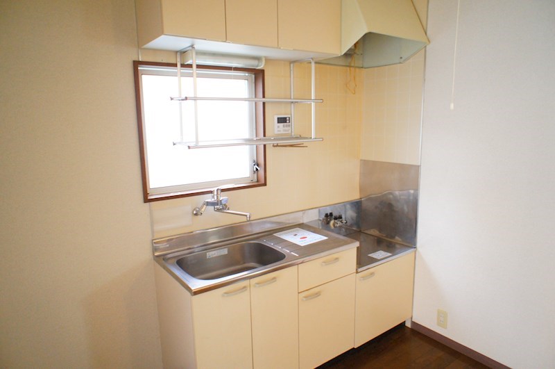 キッチン　窓があり明るいキッチン