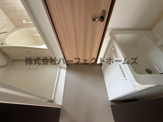 洗面設備　明るい洗面所です