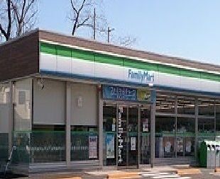 コンビニ　ファミリーマート（コンビニ）まで500m