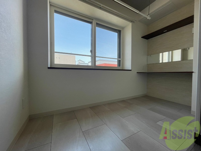 その他部屋・スペース　寝室はこちらです。光が差し込む、温かみのあるお部屋です。