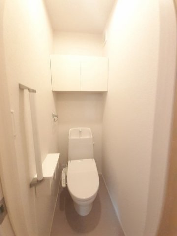 トイレ　落ち着いた色調のトイレです