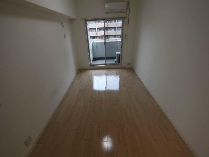 その他部屋・スペース　洋室9.3帖　エアコン付　収納充実　バルコニー