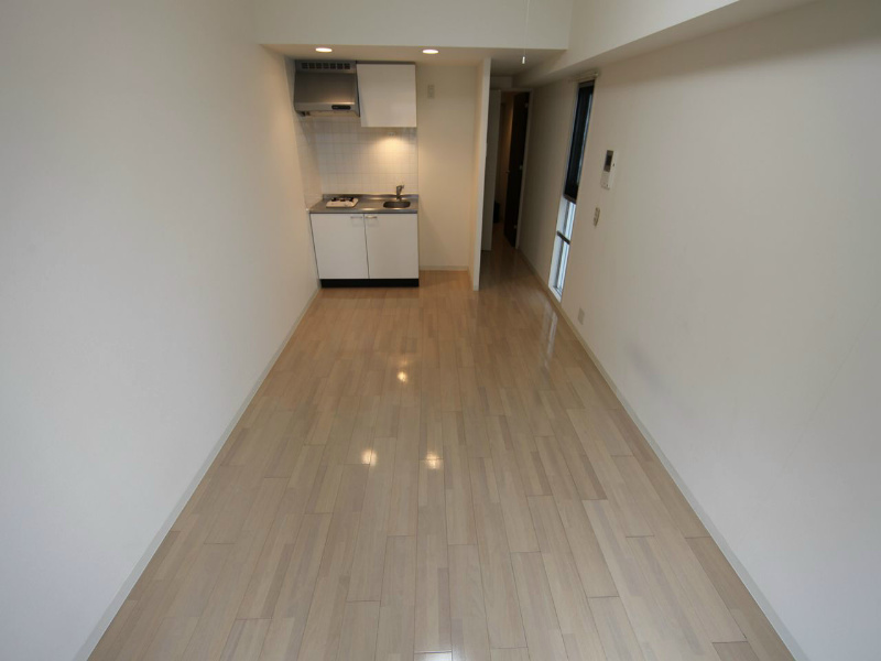 居室・リビング　洋室9.3帖　エアコン付　収納充実　バルコニー