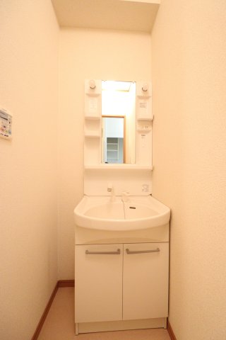 洗面設備　コンパクトで使いやすい洗面所