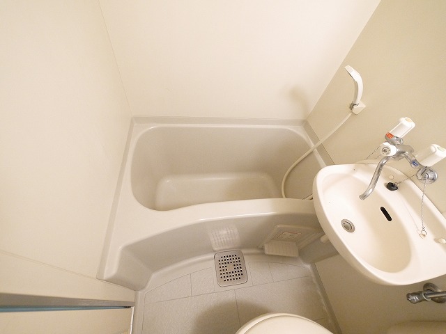 バス・シャワールーム　お掃除もし易いユニットバスタイプ。
