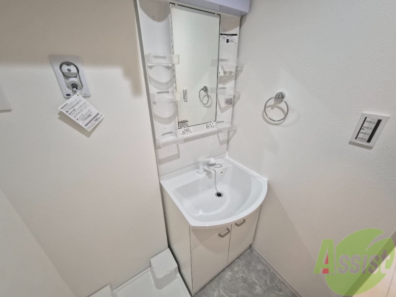 洗面設備　洗面台はシャワーノズルも付いて便利に活用できます