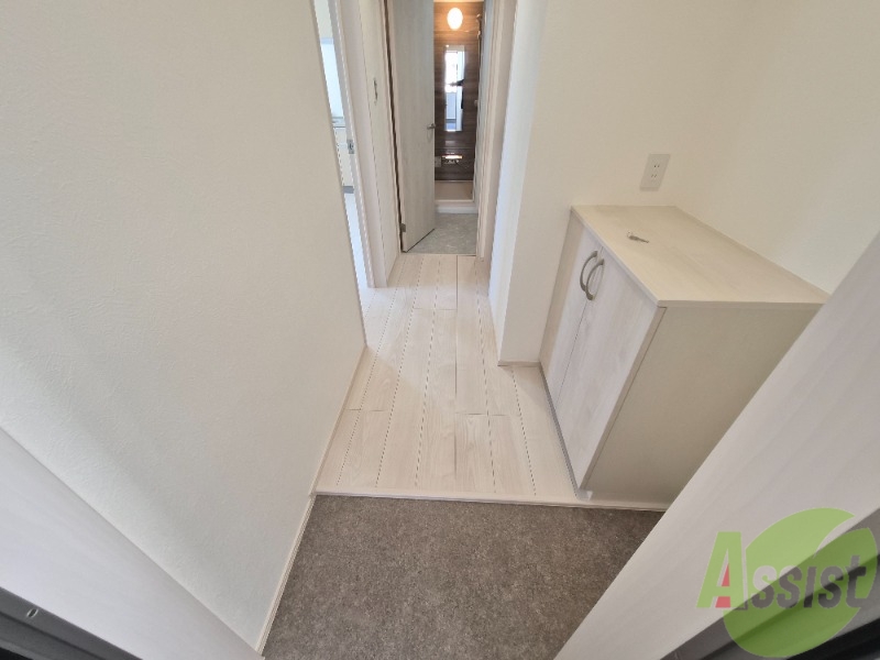 玄関　玄関からの様子です。綺麗なフローリングが広がっています。