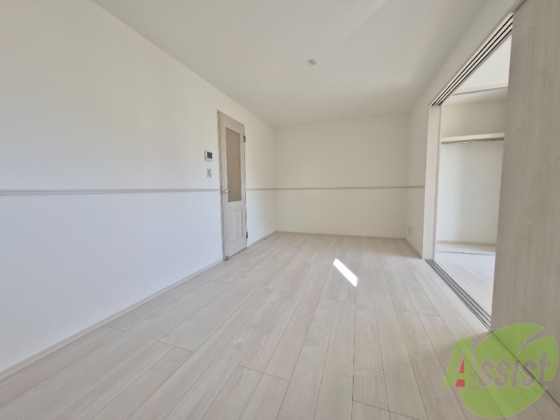 居室・リビング　広くきれいなリビングは明るい光も良く差します。