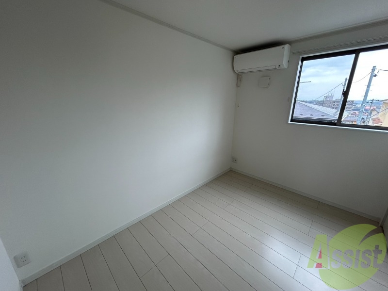 その他部屋・スペース　寝室がございます。広さは４．３帖でエアコンも付いています。