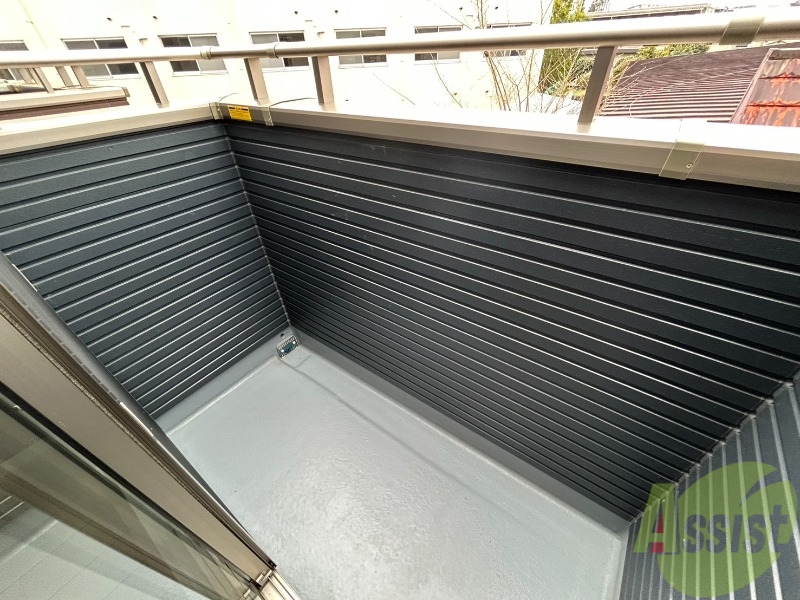 バルコニー　ベランダはこちらです。壁も高くスペースもしっかりあります。