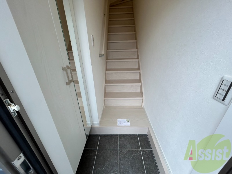 玄関　玄関からはこんな感じです。内階段でリビングへ上がります。