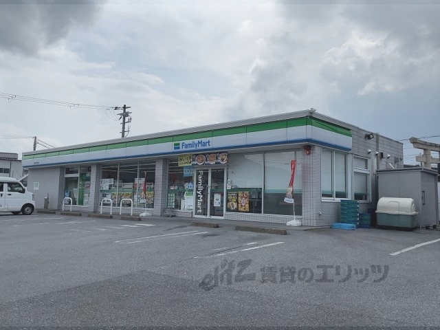 コンビニ　ファミリーマート多賀大社駅前店（コンビニ）まで400m