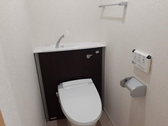 トイレ　温水洗浄便座付きのトイレです♪