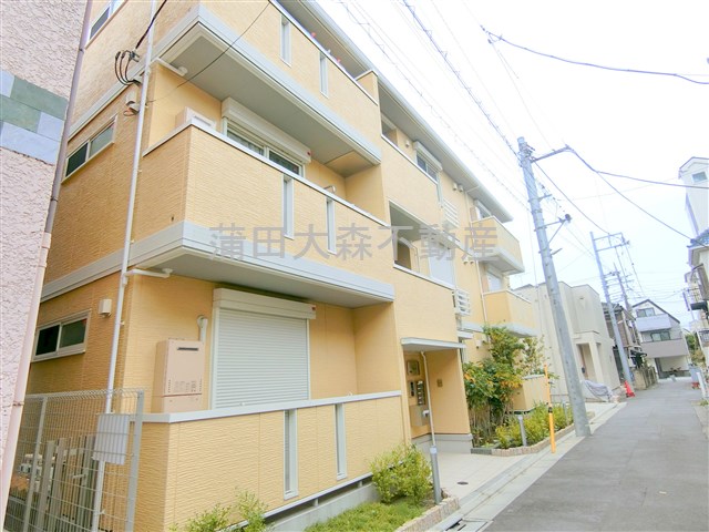 建物外観　2020年11月築　軽量鉄骨造地上3階建て総戸数9戸 東京都