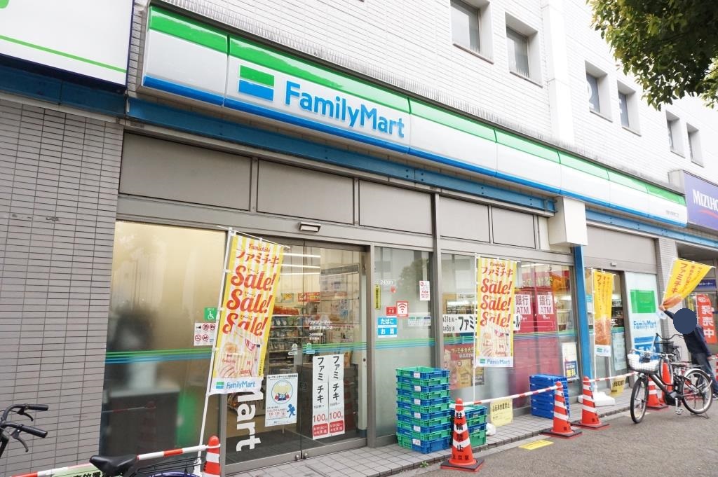 コンビニ　ファミリーマート 西新井駅東口店（コンビニ）まで298m
