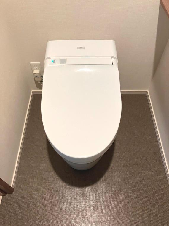 トイレ　落ち着いた色調のトイレです